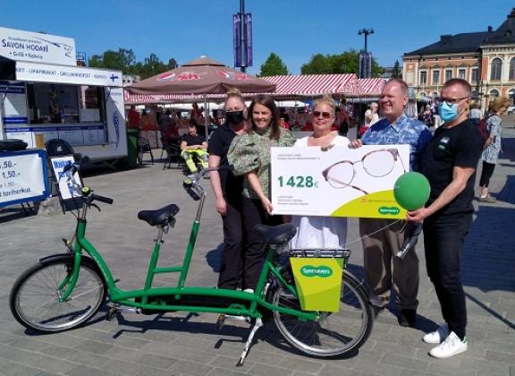 Tandem -tapahtumassa Kuopion torilla Specsavers yrittäjät, toiminnanjohtaja, puheenjohtaja ja psnry:n jäsen Niina. 